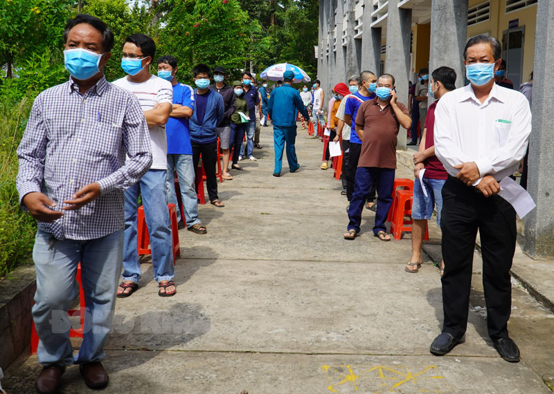 Chiều ngày 6-11-2021, tỉnh có 5 ca mắc Covid-19 Người dân tham gia test nhanh tầm soát.