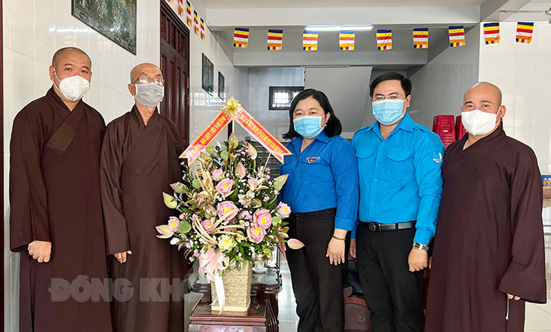 Tỉnh Đoàn chúc mừng kỷ niệm 40 năm Ngày thành lập Giáo hội Phật giáo Việt Nam Tỉnh Đoàn, Hội LHTN Việt Nam tỉnh tặng hoa chúc mừng.