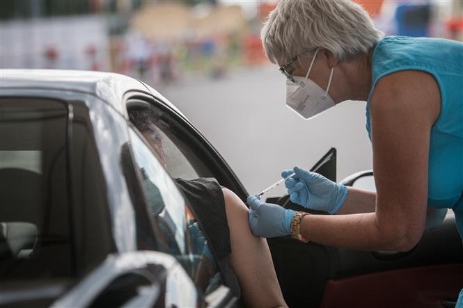 Nhân viên y tế tiêm vaccine phòng COVID-19 cho người dân tại Berlin, Đức, ngày 29-7-2021. Ảnh: AFP/ TTXVN