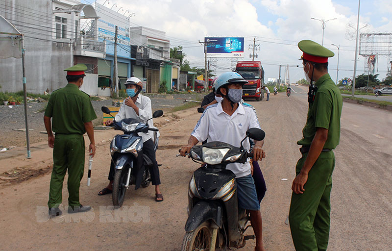 Lực lượng chức năng trao đổi thông tin với công dân.
