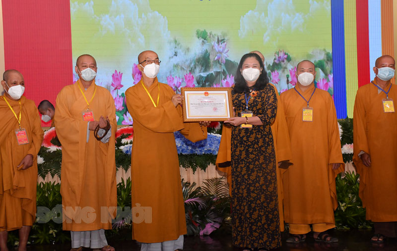Tổ chức trực tuyến Đại lễ kỷ niệm 40 năm Thành lập Giáo hội Phật giáo Việt Nam Phó bí thư Thường trực Tỉnh ủy - Chủ tịch HĐND tỉnh Hồ Thị Hoàng Yến trao hoa và bằng khen cho các tập thể, cá nhân tiêu biểu.