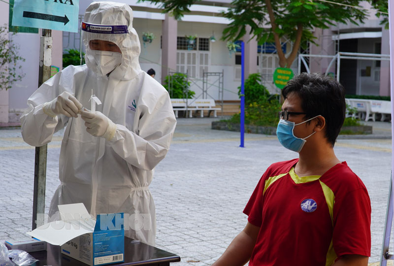 Trưa ngày 7-11-2021, tỉnh có 3 ca mắc Covid-19 Người dân tham gia test nhanh sàng lọc Covid-19.