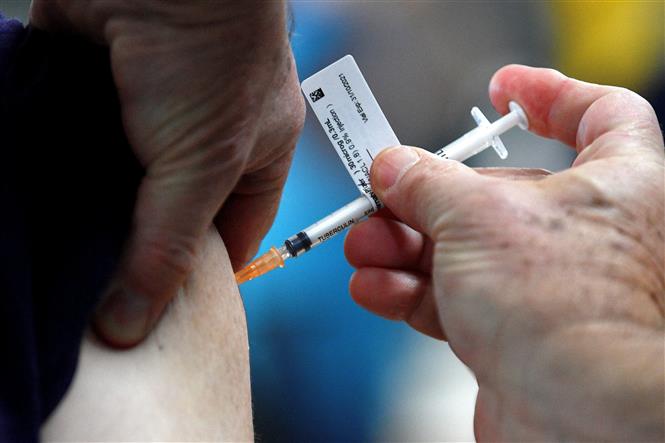 Nhân viên y tế tiêm vaccine ngừa COVID-19 cho người dân tại Sydney, Australia. Ảnh: AFP/TTXVN