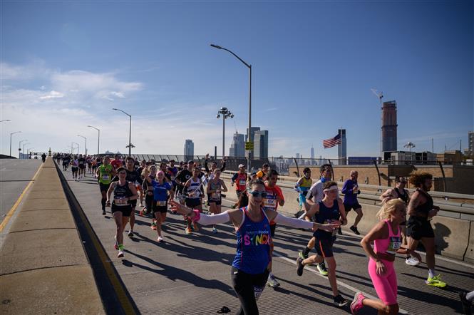 Các vận động viên tham gia giải marathon tại New York, Mỹ, ngày 7-11-2021. Ảnh: AFP/ TTXVN