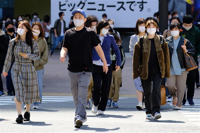 Người dân đeo khẩu trang phòng dịch COVID-19 tại Tokyo, Nhật Bản ngày 18-4-2021. Ảnh: AFP/TTXVN