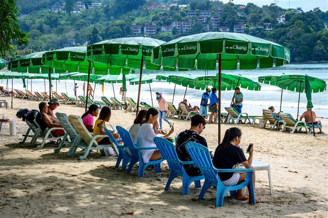 Khách du lịch trên bãi biển ở Phuket, Thái Lan, ngày 28-10-2021. Ảnh: AFP/TTXVN