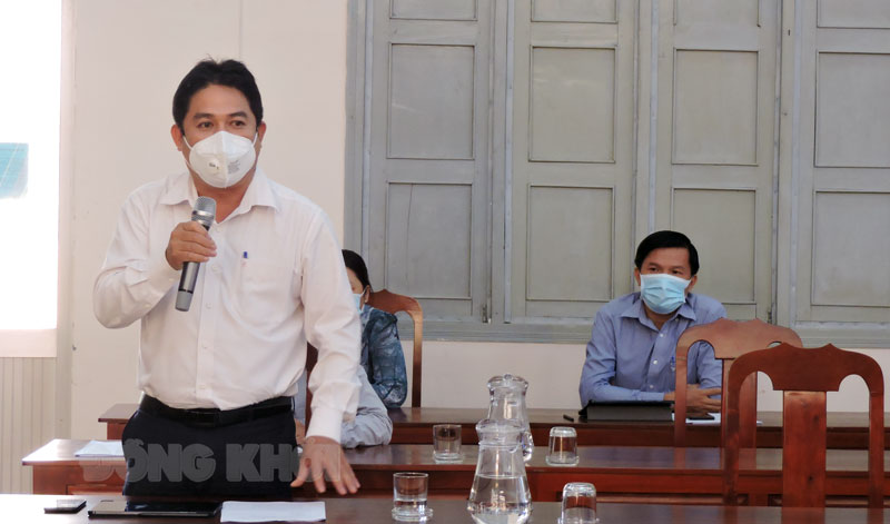 Tổ công tác Sở Chỉ huy phòng chống dịch Covid-19 tỉnh làm việc tại huyện Châu Thành Phó chủ tịch UBND huyện Võ Thanh Tùng phát biểu làm rõ một số nội dung theo yêu cầu của đoàn giám sát.
