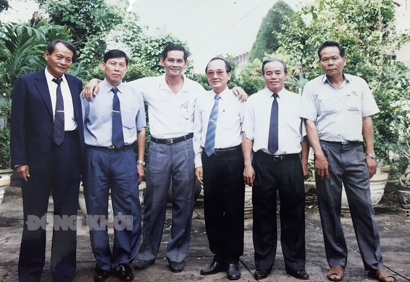 Vị thủ trưởng đáng kính Tổng biên tập Huỳnh Năm Thông (bìa trái) chụp ảnh lưu niệm cùng đồng nghiệp tại cuộc họp báo các tỉnh đồng bằng sông Cửu Long năm 1995. Ảnh: A.H