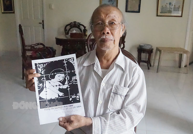 Họa sĩ Lê Dân với kỷ niệm bức họa thời kháng chiến.