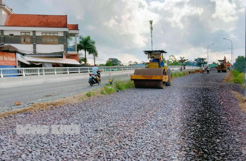 Thi công công trình cầu Giồng Keo thuộc xã Tân Bình (Mỏ Cày Bắc).