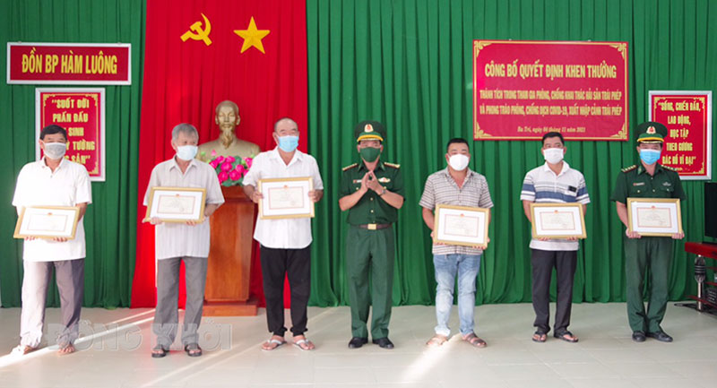 Đại tá Nguyễn Văn Lùng - Phó chính ủy Bộ đội Biên phòng tỉnh trao giấy khen cho tập thể và các cá nhân.