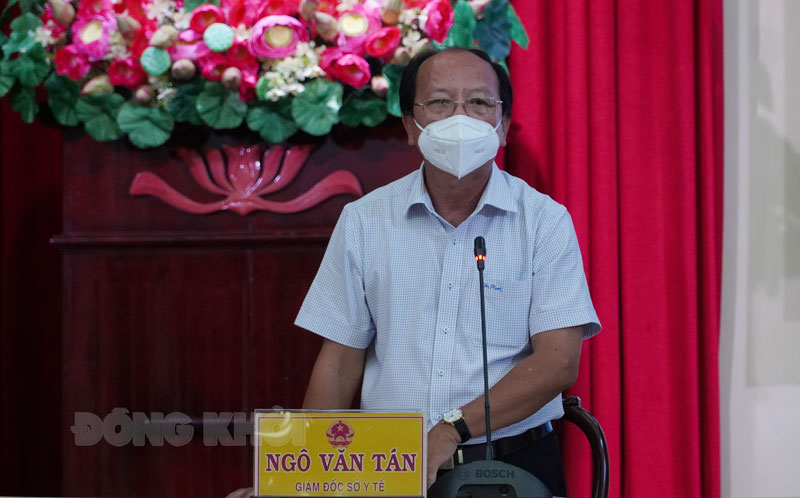 Giám đốc Sở Y tế Ngô Văn Tán phát biểu tại cuộc họp.