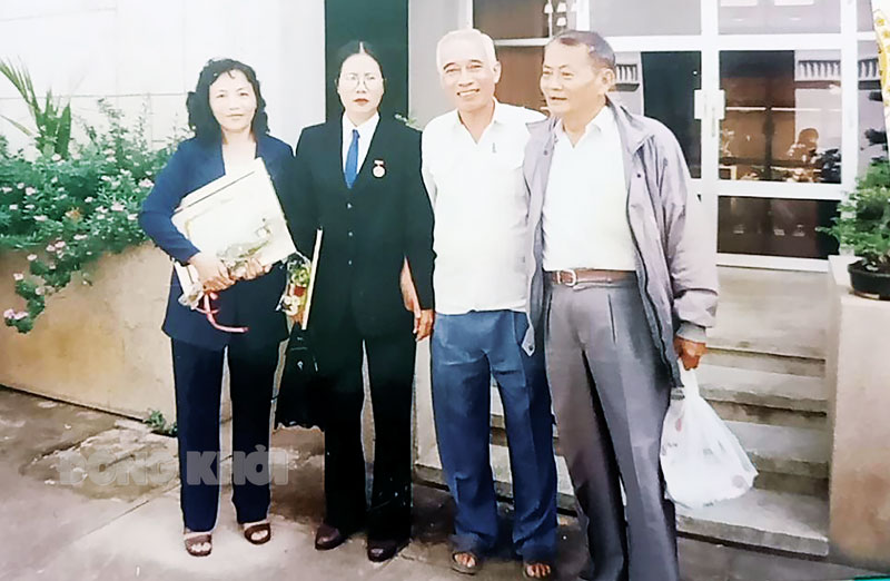 Những kỷ niệm và bài học khó quên Nhà báo Huỳnh Năm Thông chụp ảnh lưu niệm với các đồng nghiệp. Ảnh tư liệu