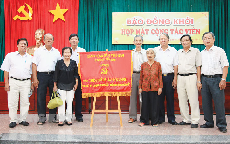 Những kỷ niệm và bài học khó quên Các đại biểu chụp ảnh lưu niệm bên bức trướng Tỉnh ủy trao tặng nhân kỷ niệm 39 năm Ngày Báo Chiến Thắng đổi tên thành Báo Đồng Khởi. Ảnh: Ánh Nguyệt