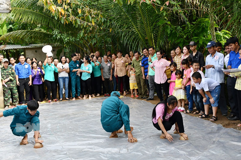 Tổ chức trò chơi dân gian trong Ngày hội đại đoàn kết toàn dân tộc tại xã Vĩnh Hòa, huyện Chợ Lách, năm 2020. (Ảnh tư liệu)