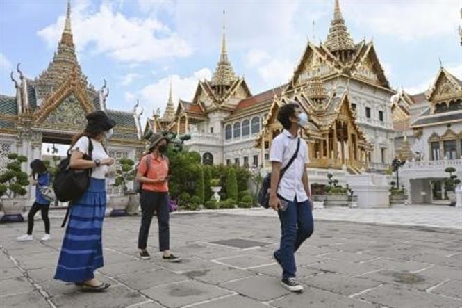 Người dân tham quan Cung điện Hoàng gia Thái Lan tại Bangkok. Ảnh: Kyodo/TTXVN
