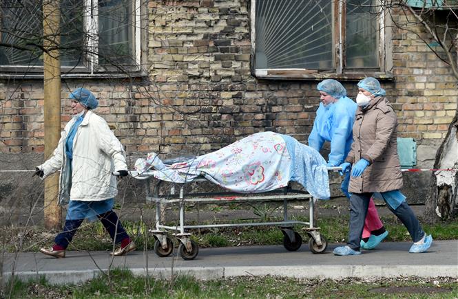 Nhân viên y tế chuyển thi thể bệnh nhân COVID-19 tại bệnh viện ở Kiev, Ukraine, ngày 9-4-2021. Ảnh: AFP/ TTXVN