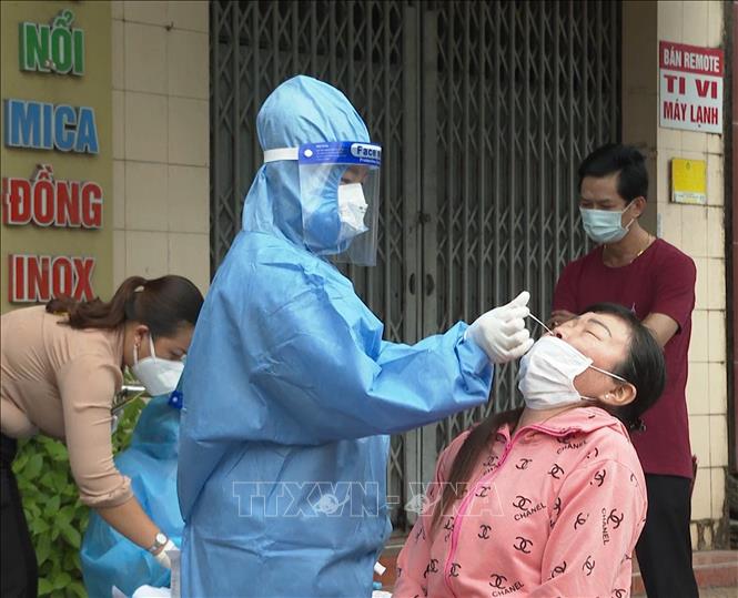 Ngày 10-11-2021, Việt Nam ghi nhận 7.930 ca nhiễm SARS-CoV-2, TP. Hồ Chí Minh cao nhất Lấy mẫu xét nghiệm sàng lọc ca mắc SARS-CoV-2. Ảnh: TTXVN