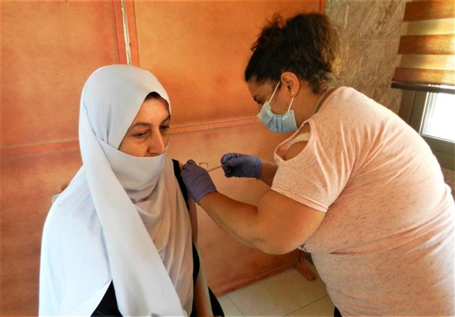 Thế giới vượt 253 triệu ca mắc; 10 nước EU bùng dịch nghiêm trọng Tiêm vaccine ngừa COVID-19 cho người dân tại Shebaa, Liban ngày 11-11-2021. Ảnh: THX/TTXVN