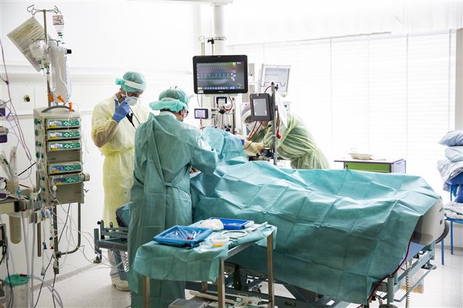 Thế giới vượt 253 triệu ca mắc; 10 nước EU bùng dịch nghiêm trọng Nhân viên y tế điều trị cho bệnh nhân COVID-19 tại bệnh viện ở Copenhagen, Đan Mạch. Ảnh: AFP/ TTXVN