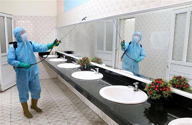 Thế giới vượt 253 triệu ca mắc; 10 nước EU bùng dịch nghiêm trọng Phun khử khuẩn các khu vực trong trường học tại tỉnh Phú Thọ. Ảnh: Trung Kiên - TTXVN