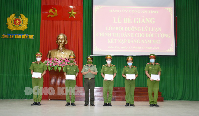 Trao giấy chứng nhận cho các học viên. Ảnh: Thảo Giang.