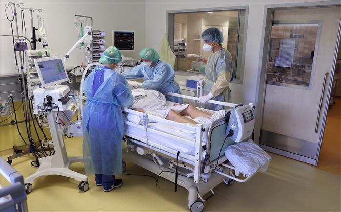 Nhân viên y tế điều trị cho bệnh nhân COVID-19 tại bệnh viện ở Magdeburg, miền Đông Đức ngày 28-4-2021. Ảnh: AFP/TTXVN