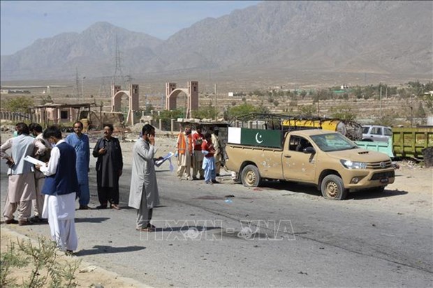 Pakistan: Tấn công gây thương vong gần biên giới với Afghanistan Nhân viên an ninh điều tra tại hiện trường vụ đánh bom ở Quetta, Pakistan, ngày 5-9-2021. (Ảnh minh họa: AFP/TTXVN)