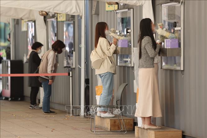 Nhân viên y tế lấy mẫu xét nghiệm COVID-19 cho người dân tại Seoul, Hàn Quốc, ngày 6-11-2021. Ảnh: Yonhap/TTXVN