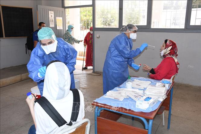 Nhân viên y tế lấy mẫu xét nghiệm COVID-19 cho người dân tại Sale, Marốc, ngày 21-8-2020. Ảnh: THX/TTXVN