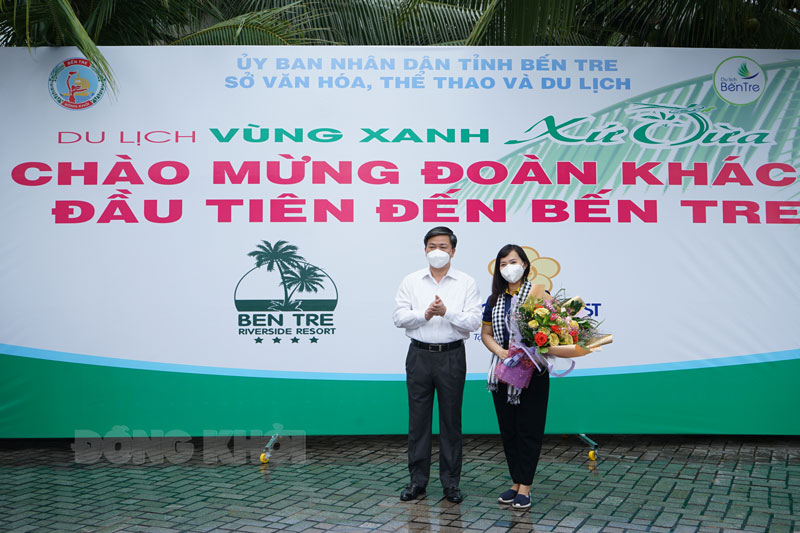 Ủy viên Trung ương Đảng - Bí thư Tỉnh ủy Lê Đức Thọ tặng hoa cho đại diện đoàn du khách.
