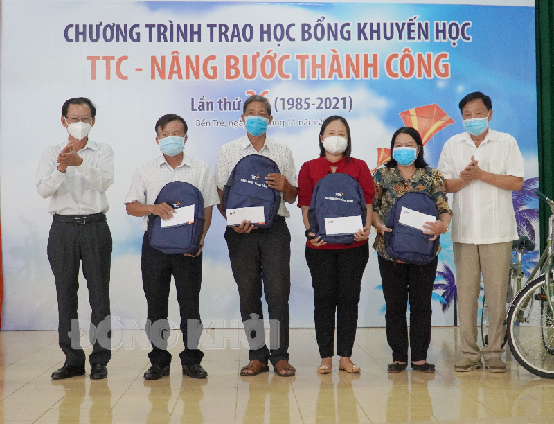 Nguyên Bí thư Tỉnh ủy Huỳnh Văn Be và Phó chủ tịch UBND tỉnh Nguyễn Minh Cảnh và trao học bổng cho giáo viên đại diện học sinh.