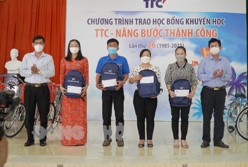 Giáo viên các trường đại diện cho 500 học sinh nghèo, hiếu học nhận học bổng.