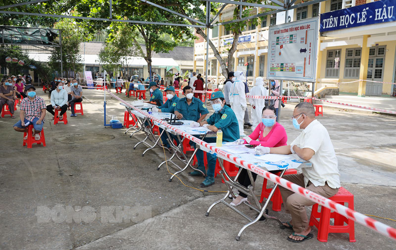 Thực hiện test nhanh tầm soát Covid-19. 