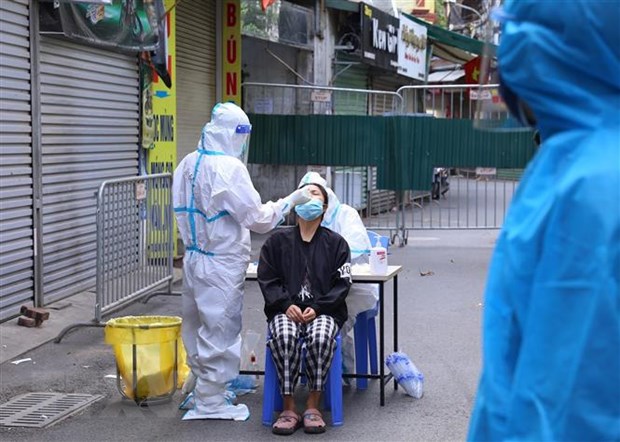Lực lượng y tế tổ chức lấy mẫu xét nghiệm cho người dân phố Phú Đô, Hà Nội. Ảnh: Hoàng Hiếu/TTXVN