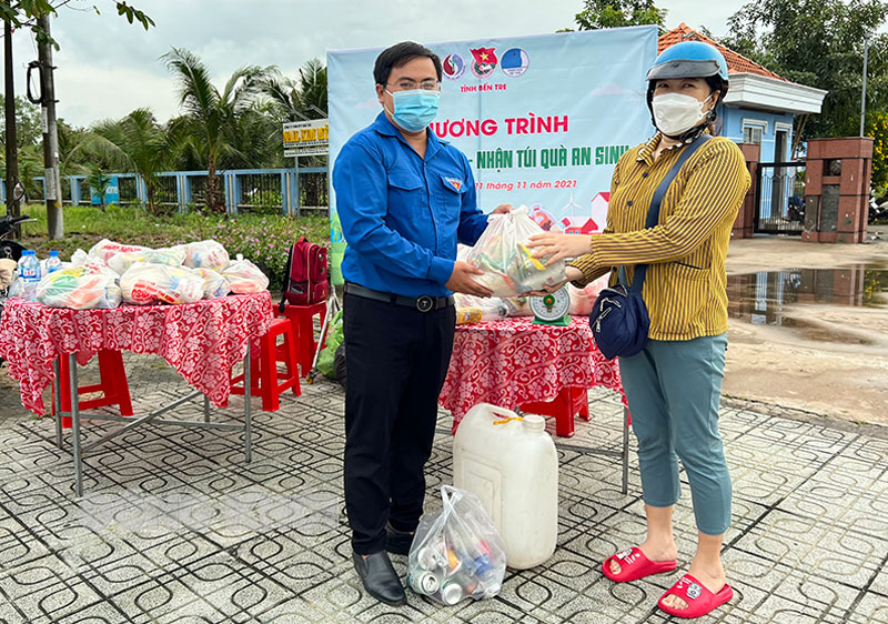 Người dân đổi rác thải nhựa lấy túi quà an sinh. Ảnh: Vươn Hoàn