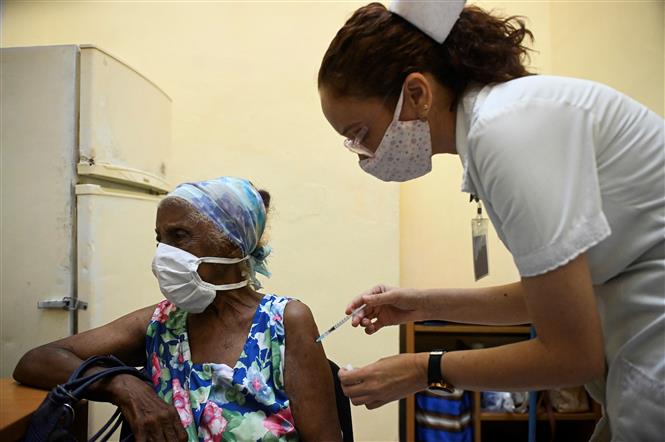 Nhân viên y tế tiêm vaccine ngừa COVID-19 cho người dân tại Havana, Cuba, ngày 2-8-2021. Ảnh: AFP/TTXVN