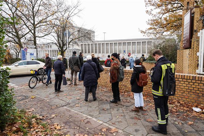 Người dân xếp hàng chờ tiêm vaccine phòng COVID-19 tại Berlin, Đức, ngày 12-11-2021. Ảnh: THX/ TTXVN