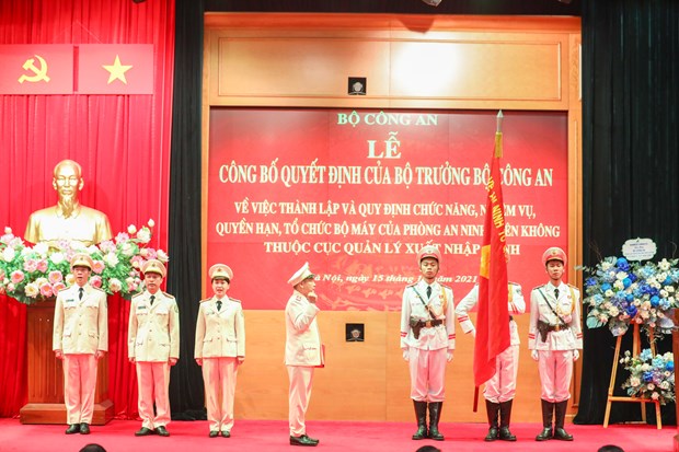 Bộ Công an chính thức thành lập lực lượng An ninh trên không Trung tá Phan Huy Văn - Trưởng phòng An ninh trên không làm lễ tuyên thệ. Ảnh: Phạm Kiên/TTXVN