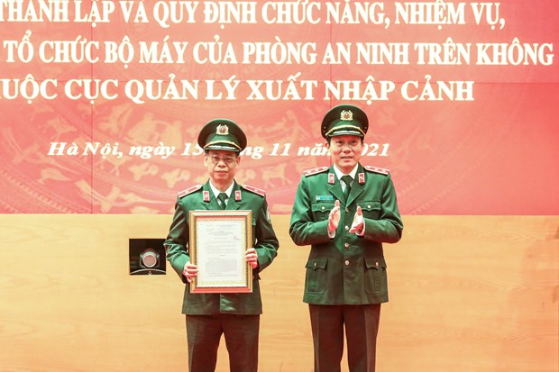 Bộ Công an chính thức thành lập lực lượng An ninh trên không Trung tướng Lương Tam Quang - Thứ trưởng Bộ Công an trao quyết định thành lập phòng An ninh trên không. Ảnh: Trung Kiên/TTXVN