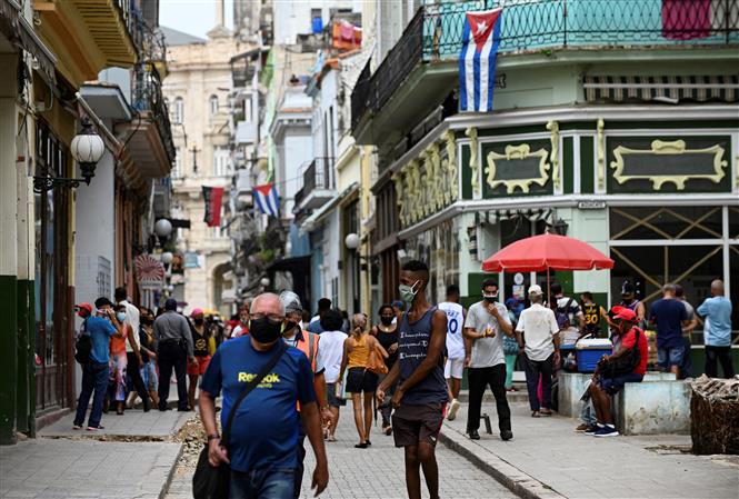  Người dân trên phố ở La Habana, Cuba ngày 11-8-2021. Ảnh: AFP/TTXVN