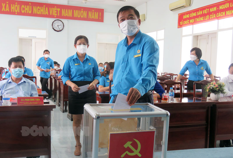 Liên đoàn Lao động tỉnh hội nghị Ban Chấp hành (đột xuất) Ban Chấp hành bỏ phiếu tín nhiệm đối với đồng chí Nguyễn Phúc Linh.