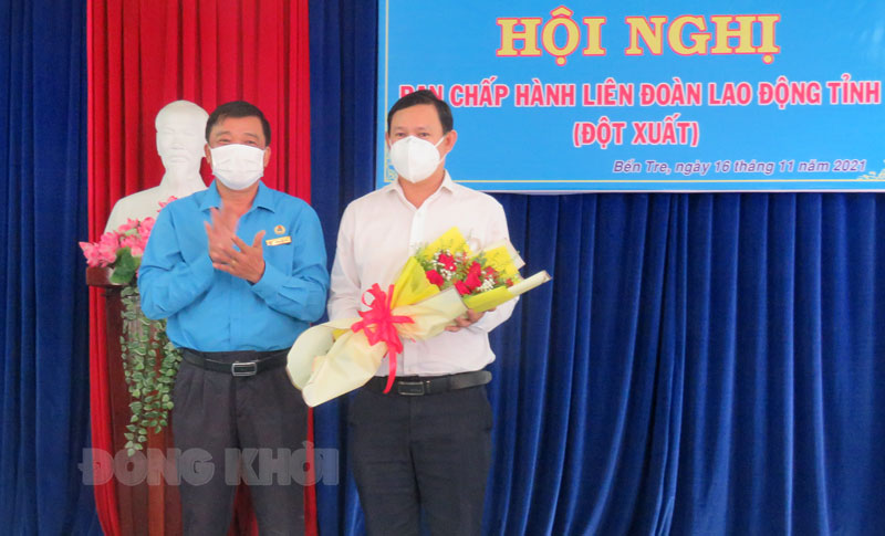 Liên đoàn Lao động tỉnh hội nghị Ban Chấp hành (đột xuất) Phó chủ tịch Thường trực Liên đoàn Lao động tỉnh trao hoa chúc mừng tân Chủ tịch Nguyễn Phúc Linh.