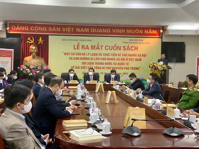 Ra mắt cuốn sách quan trọng về bài viết của Tổng Bí thư Nguyễn Phú Trọng Lễ ra mắt cuốn sách “Một số vấn đề lý luận và thực tiễn về chủ nghĩa xã hội và con đường đi lên chủ nghĩa xã hội ở Việt Nam - Dư luận trong nước và quốc tế về bài viết của Tổng Bí thư Nguyễn Phú Trọng”. Ảnh: VGP/Nhật Nam