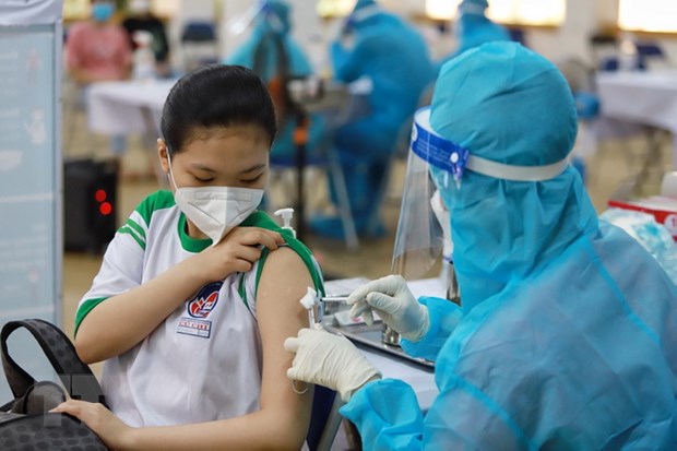 Ngày 16-11-2021, cả nước thêm 9.650 ca nhiễm COVID-19, tăng hơn 1.000 ca Nhân viên y tế tiêm vaccine phòng COVID-19 cho học sinh tại huyện Củ Chi, TP.HCM. Ảnh: Thu Hương/TTXVN