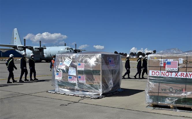 Trong ảnh: Vaccine ngừa COVID-19 theo chương trình chia sẻ vaccine toàn cầu COVAX được chuyển tới sân bay ở El Alto, Bolivia, ngày 11-7-2021. Ảnh: AFP/TTXVN