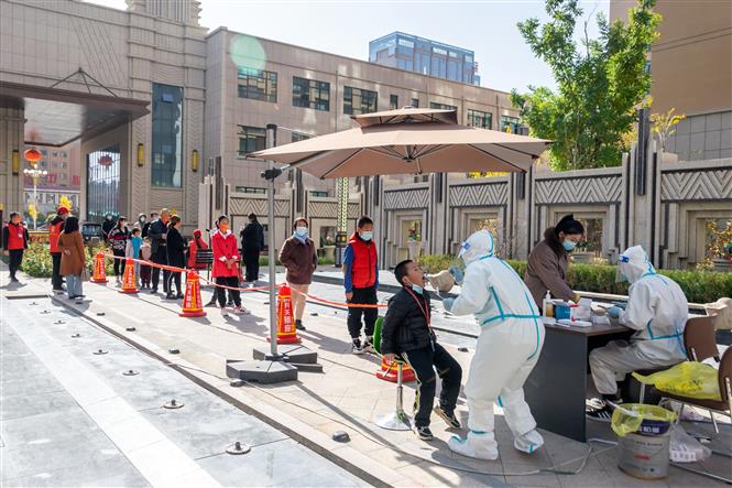 Nhân viên y tế lấy mẫu xét nghiệm COVID-19 cho người dân tại tỉnh Cam Túc, Trung Quốc, ngày 1-11-2021. Ảnh: AFP/TTXVN