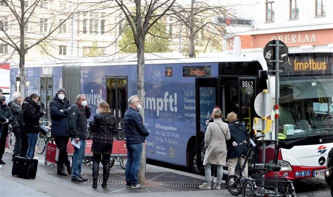 Người dân xếp hàng chờ tiêm vaccine ngừa COVID-19 tại Vienna, Áo ngày 10-11-2021. Ảnh: THX/TTXVN