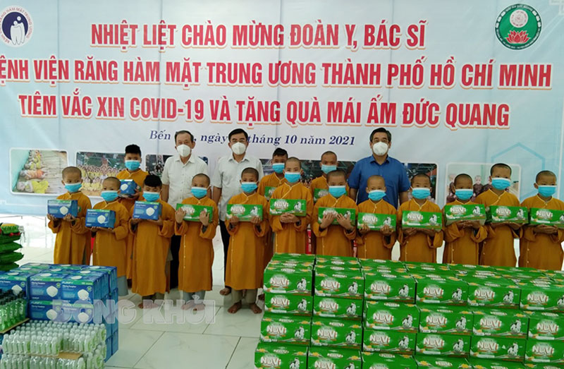 Các đại biểu tặng quà cho trẻ em. Ảnh: Minh Nhân