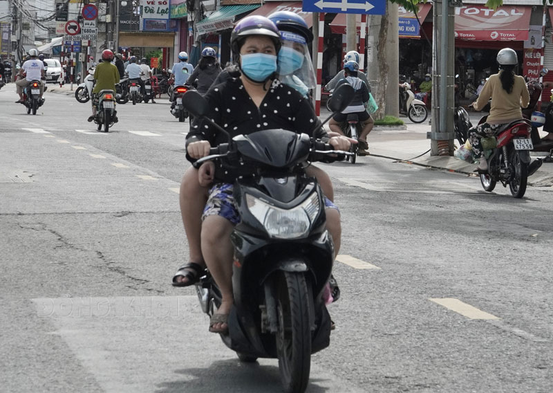 Người dân khi ra đường tiếp tục tuân thủ quy định “5K” để phòng chống dịch.